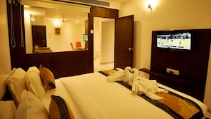 Deluxe Suite A/C | Premium bedding, memory-foam beds, in-room safe, desk - Hotel Golden View (Rahata)