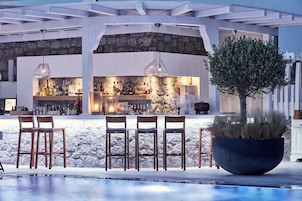 Bar junto a la piscina