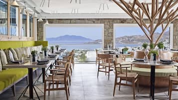 Σερβίρεται πρωινό, μεσημεριανό, βραδινό με θέα στην πισίνα