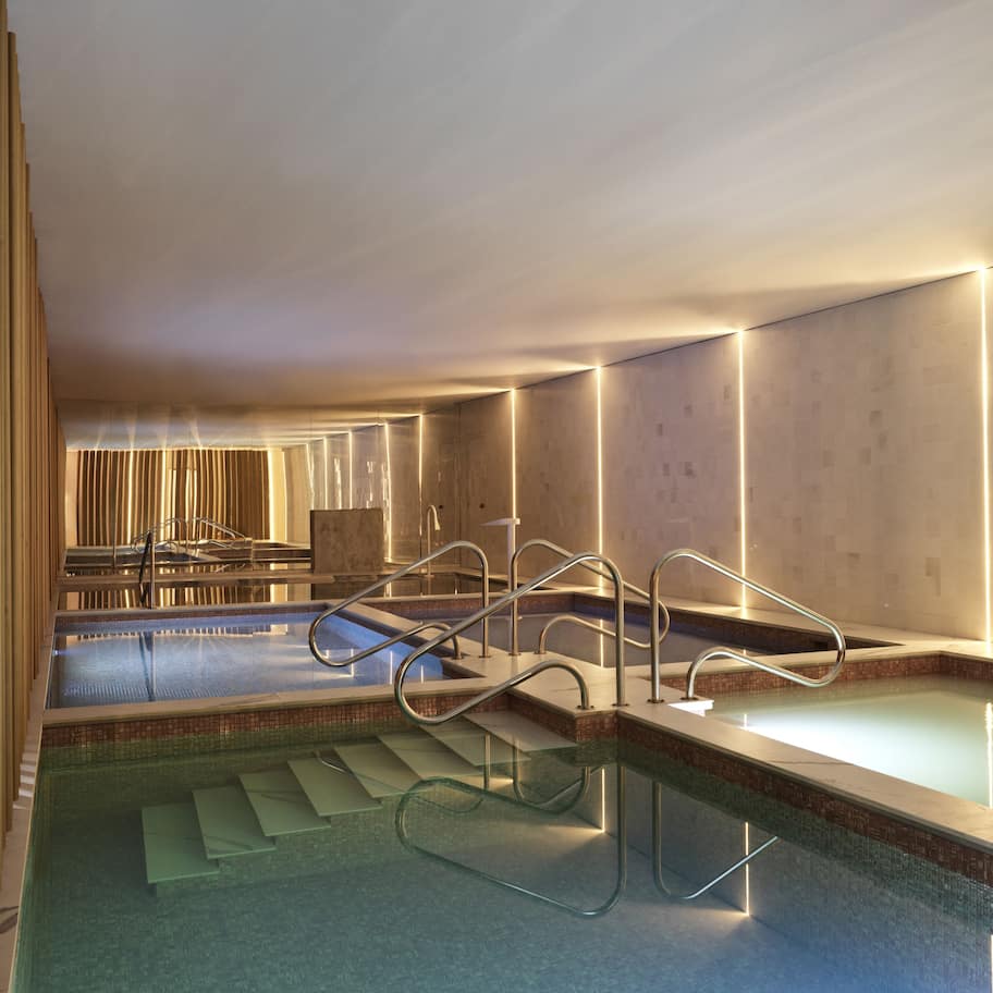 Couples treatment rooms, body treatments, hot stone massages