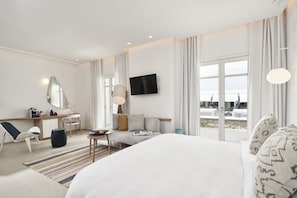 Phòng Deluxe, quang cảnh hồ bơi (Sunrise (MI - DKNG)) | Bộ đồ giường cao cấp, nệm có lớp đệm bông, minibar