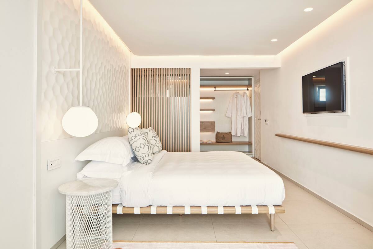 Premium bedding, pillowtop beds, minibar, in-room safe