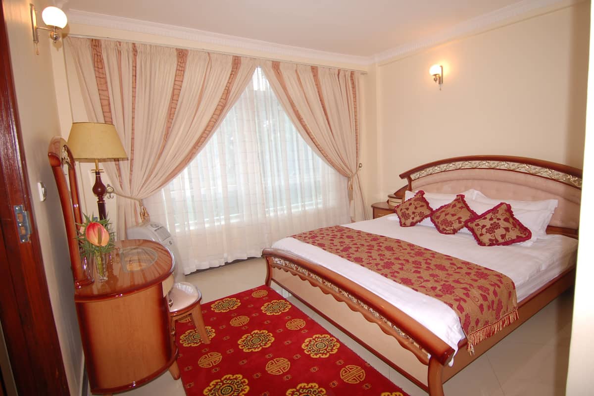 In-room safe, blackout drapes, WiFi (free)