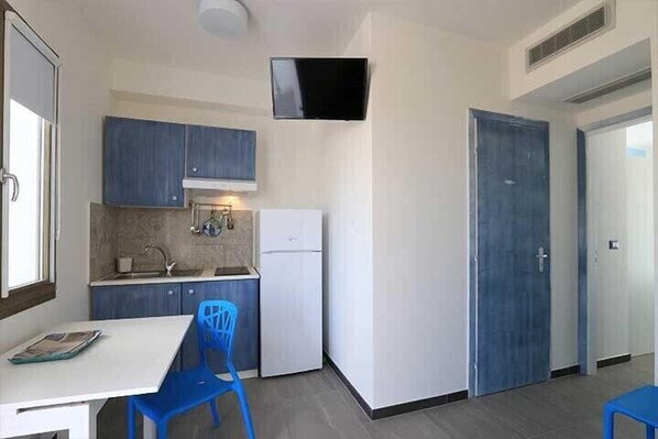 Apartment, 1 Bedroom | Private kitchenette | Microwave, stovetop - Maresidence (Salve)