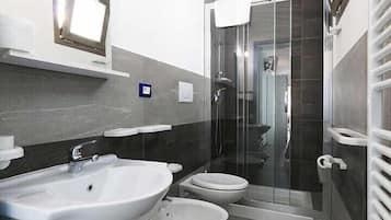 Studio | Bathroom | Shower, hair dryer, bidet, towels
