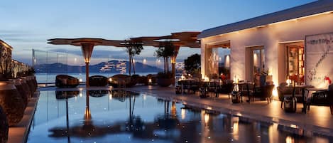 Cocktail bar, pool views, open daily