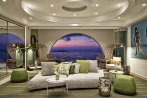 Bar de cocktails, con vista a la piscina, abre todos los días