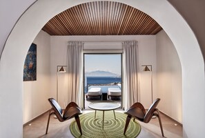 Suite, piscina privada, vistas al mar (Naia Pool) | Zona de estar | Televisión de plasma de 32 pulgadas con canales por satélite