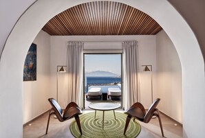 Suite, piscina privada, vistas al mar (Naia Pool) | Zona de estar | Televisión de plasma de 32 pulgadas con canales por satélite