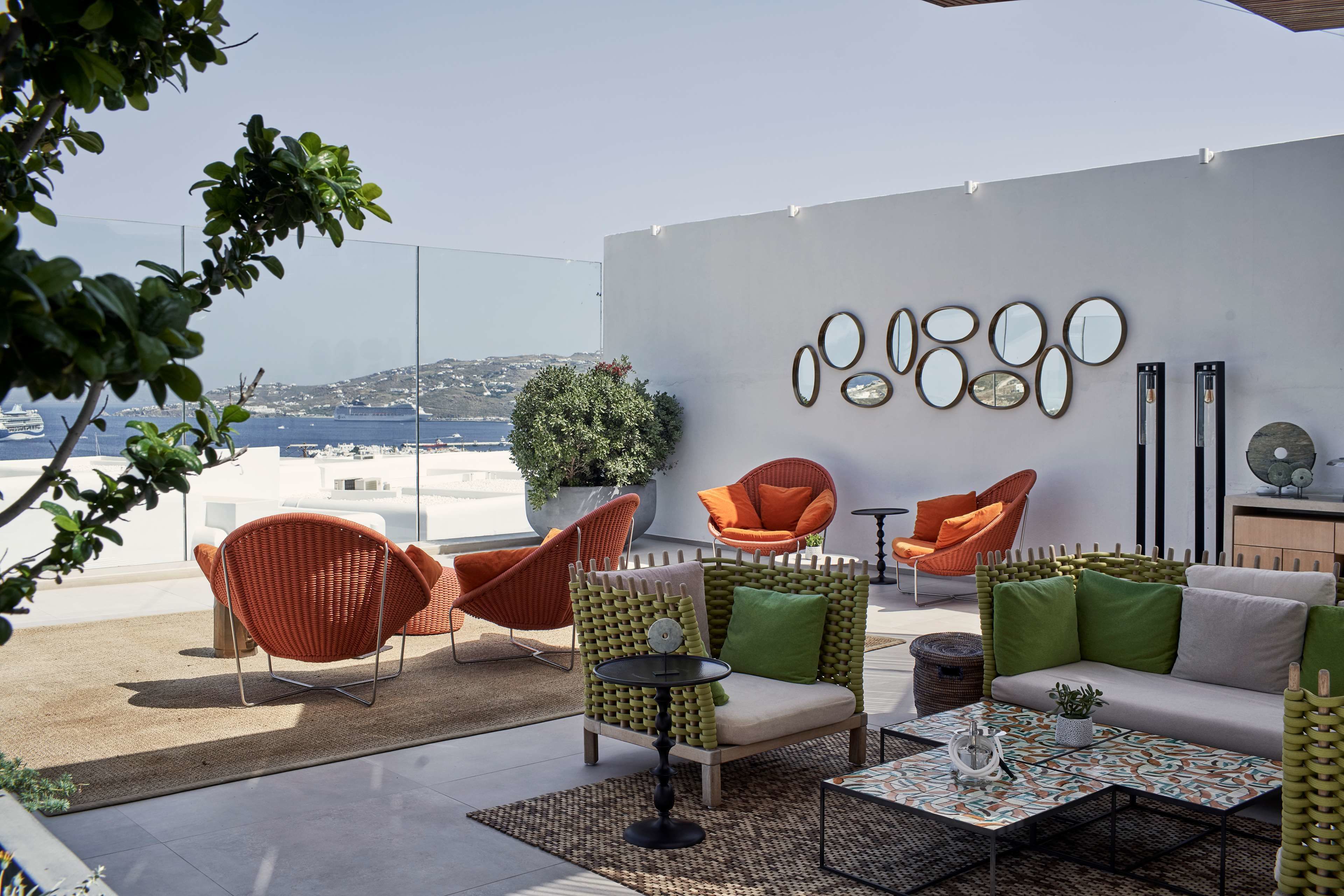 cocktail bar, poolside views, open daily