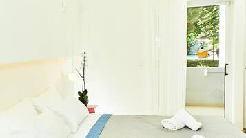 Comfort Room | In-room safe, soundproofing, iron/ironing board, free WiFi
