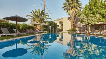 Outdoor pool, pool umbrellas, sun loungers