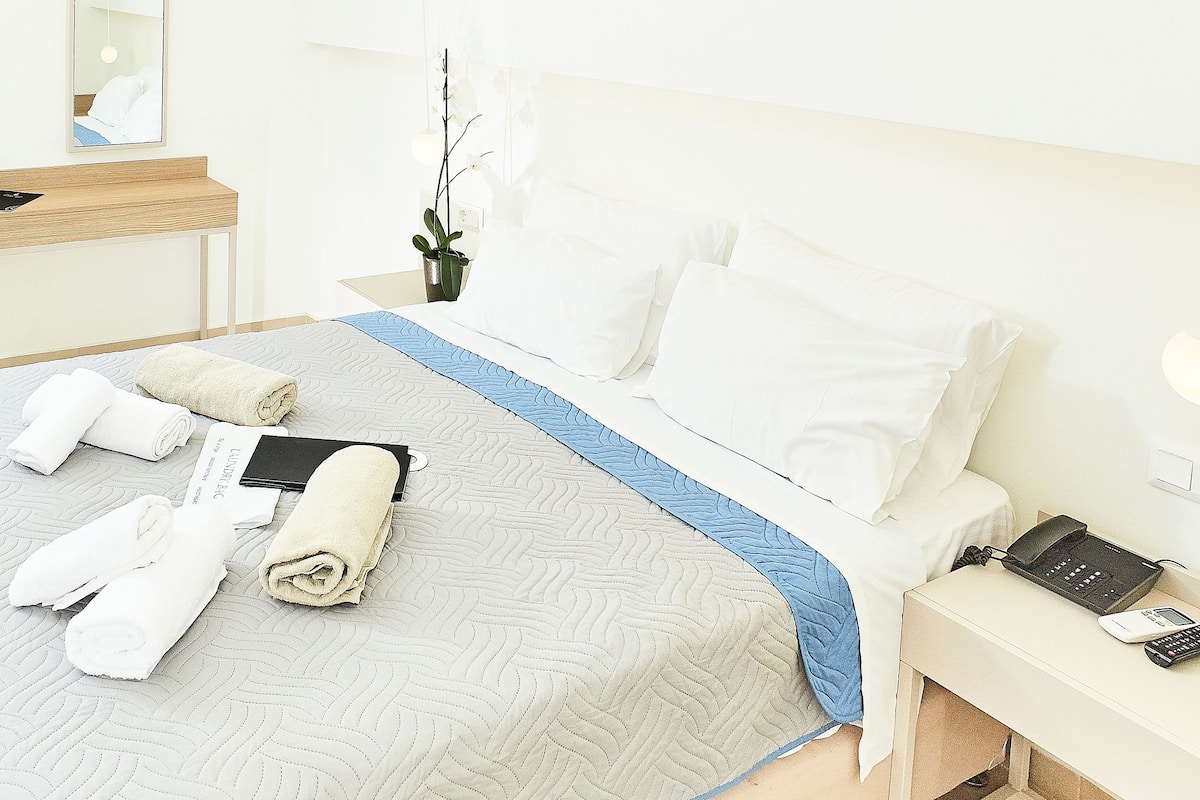 Standaard kamer, uitzicht op binnenplaats | Een kluis op de kamer, geluiddichte muren, een strijkplank/strijkijzer