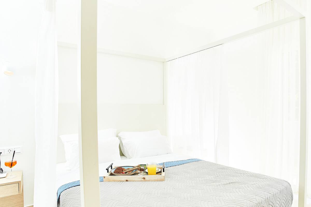 Habitación Deluxe | Caja fuerte, sistema de insonorización, tabla de planchar con plancha