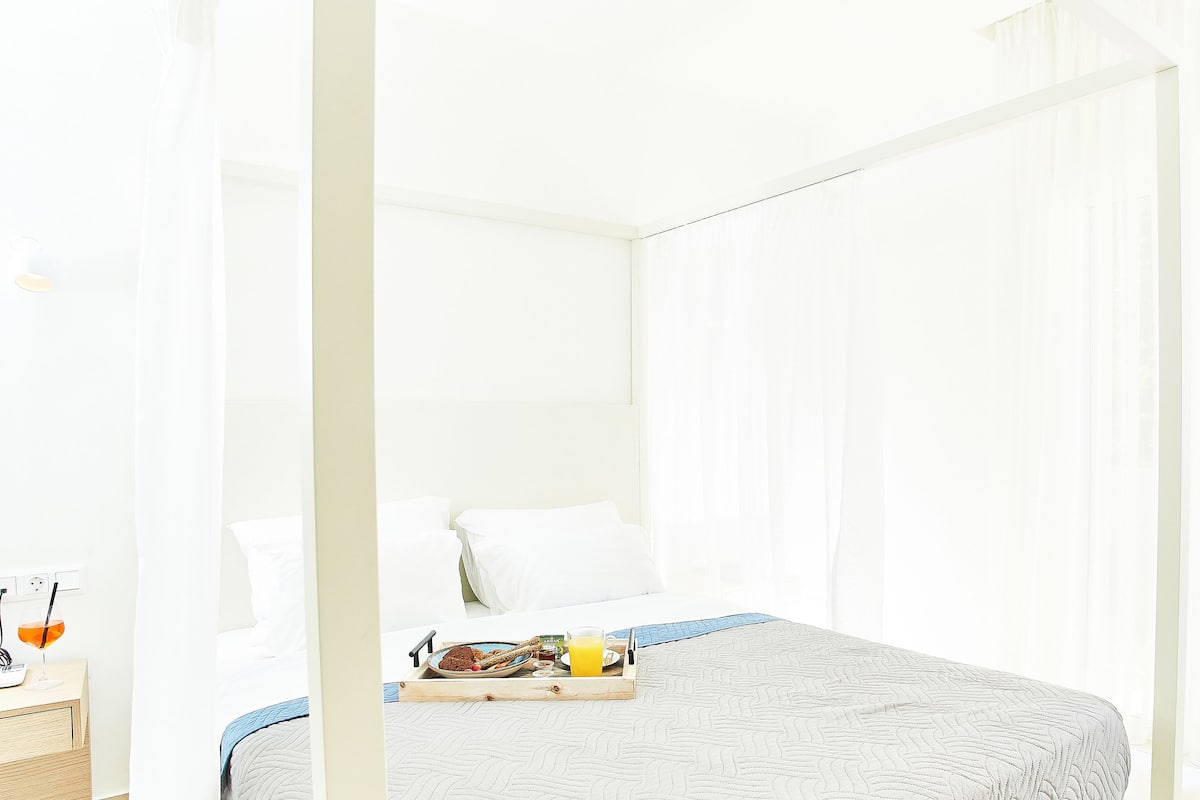 Deluxe kamer | Een kluis op de kamer, geluiddichte muren, een strijkplank/strijkijzer