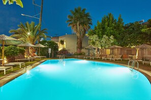 Outdoor pool, pool umbrellas, sun loungers - Inspira Boutique Hotel -Adults Only (Thasos)