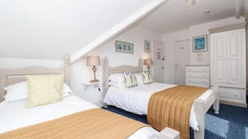 Habitación cuádruple familiar, vistas al mar | Ropa de cama de alta calidad, minibar, escritorio