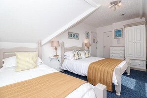 家庭四人房, 海景 | 高档床上用品、迷你吧、办公桌、熨斗/熨板