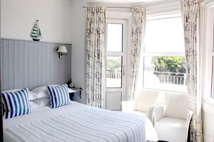 高级双人房, 1 间卧室, 阳台, 海景 | 高档床上用品、迷你吧、办公桌、熨斗/熨板