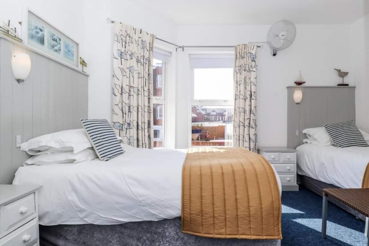 Comfort Suite, 2 Bedrooms, Partial Sea View | Premium bedding, minibar, desk, iron/ironing board