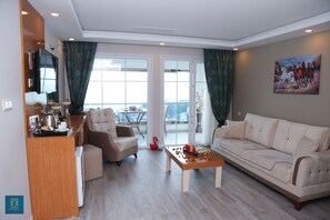 Suite Royal (King) | Área de sala de estar | Televisión LED