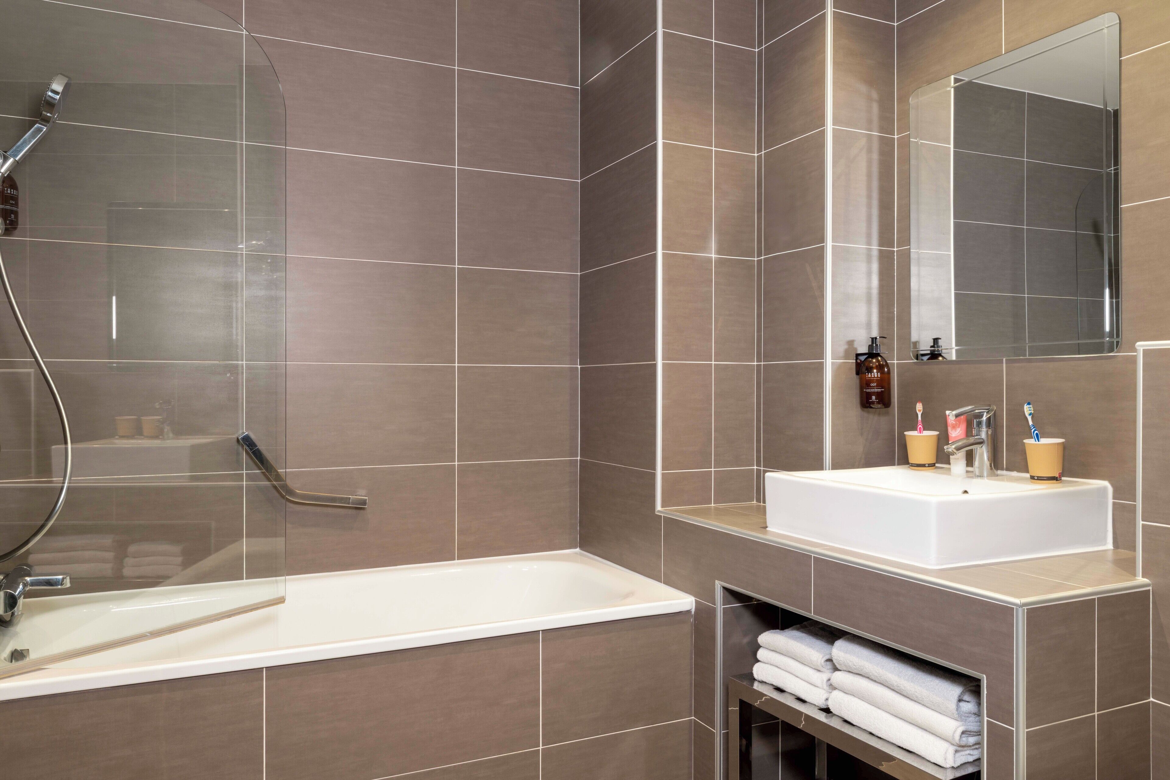 triple room | bathroom | free toiletries, hair dryer, towels