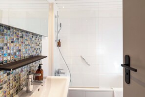 单人房 | 浴室 | 免费洗浴用品、吹风机、毛巾