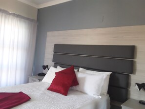 Suite clásica, 1 cama matrimonial, microondas, vista a la alberca | Escritorio, wifi gratis y ropa de cama 