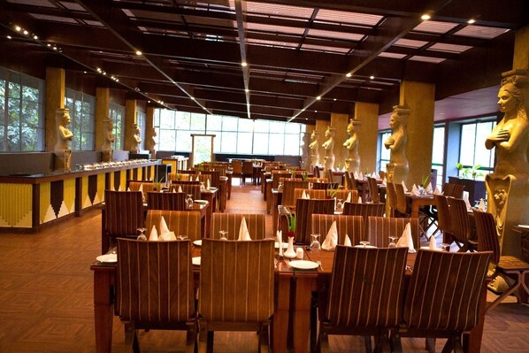 Un restaurante amplio con techos altos, ventanas grandes y varias zonas de estar.