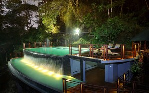 2 piscinas al aire libre, cabañas de piscina gratuitas, tumbonas