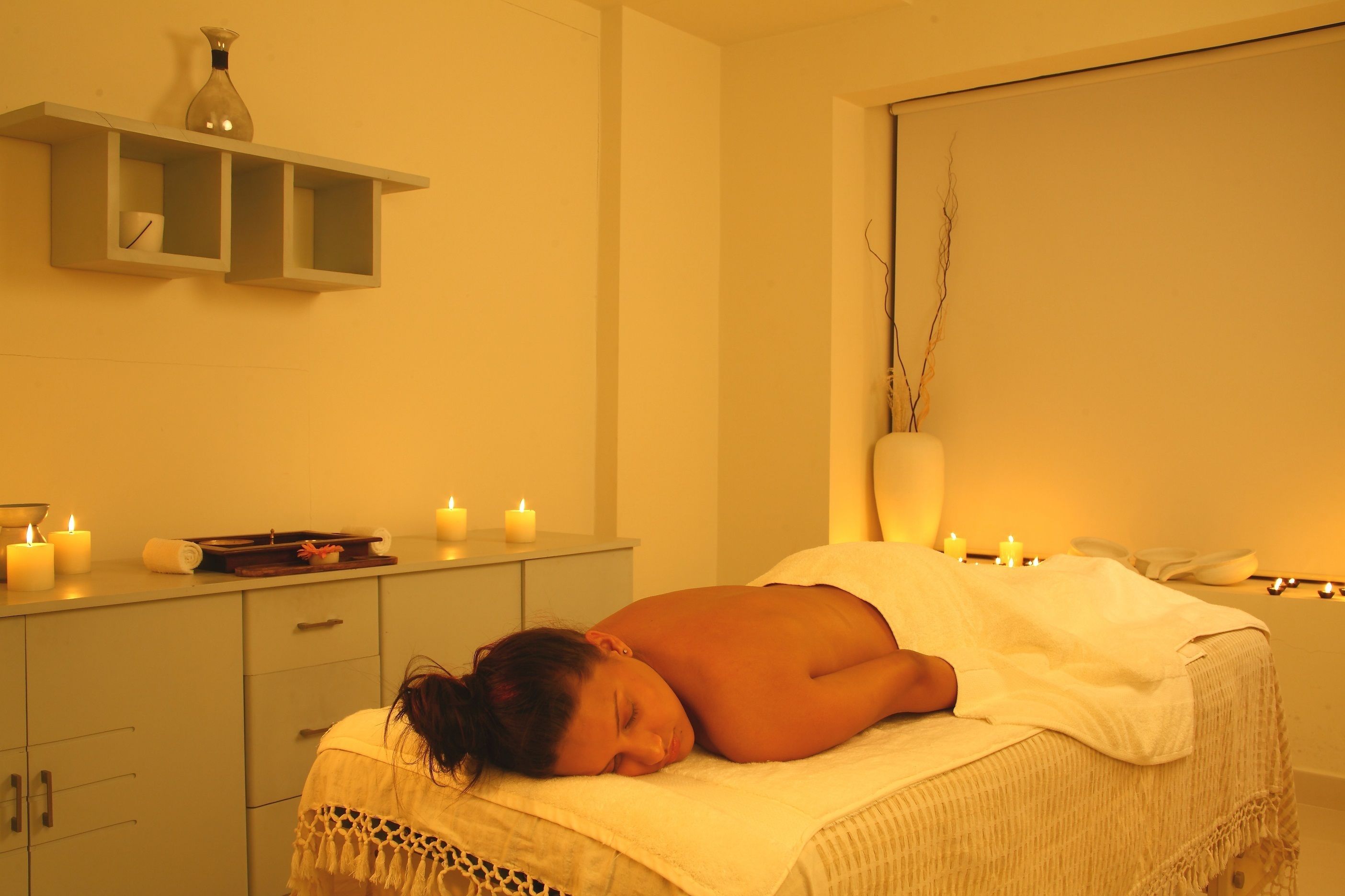 Pijat jaringan dalam, pijat Swedia, body wrap, dan body scrub