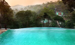 2 piscinas al aire libre, cabañas de piscina gratuitas, tumbonas