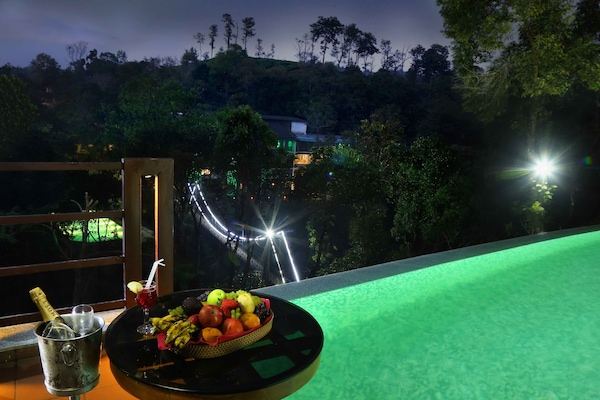 2 piscines a l'aire lliure (horari: 08:00-18:00) i cabanes gratuïtes