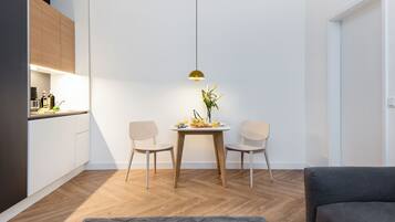 Apartment | Essbereich im Zimmer