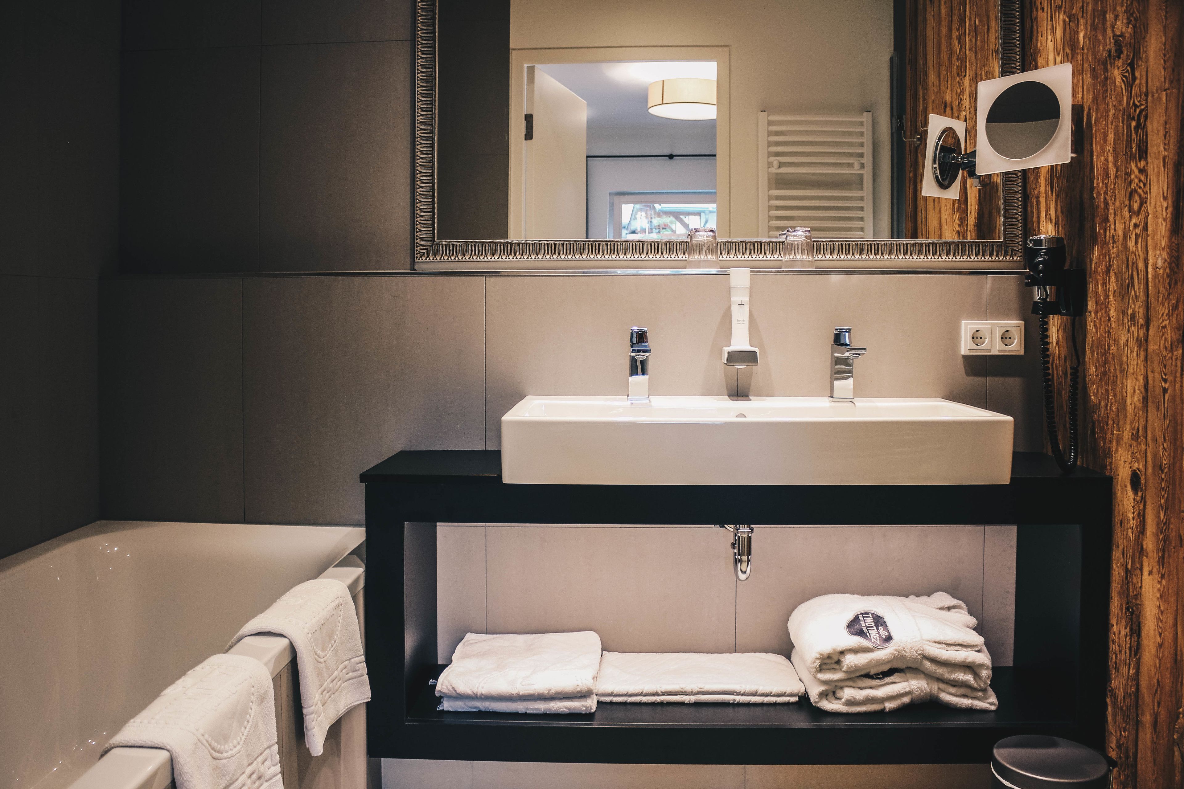 deluxe suite mit balkon | bathroom | hair dryer, bathrobes, slippers, heated floors