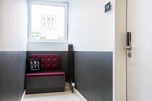 Lobby sitting area - SMARTY Leichlingen-Cologne Hotel (Leichlingen)