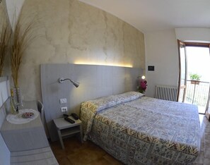 خزنة داخل الغرفة وبديكور ات فريدة لكل غرفة وطراز فريد لكل وحدة ومكتب