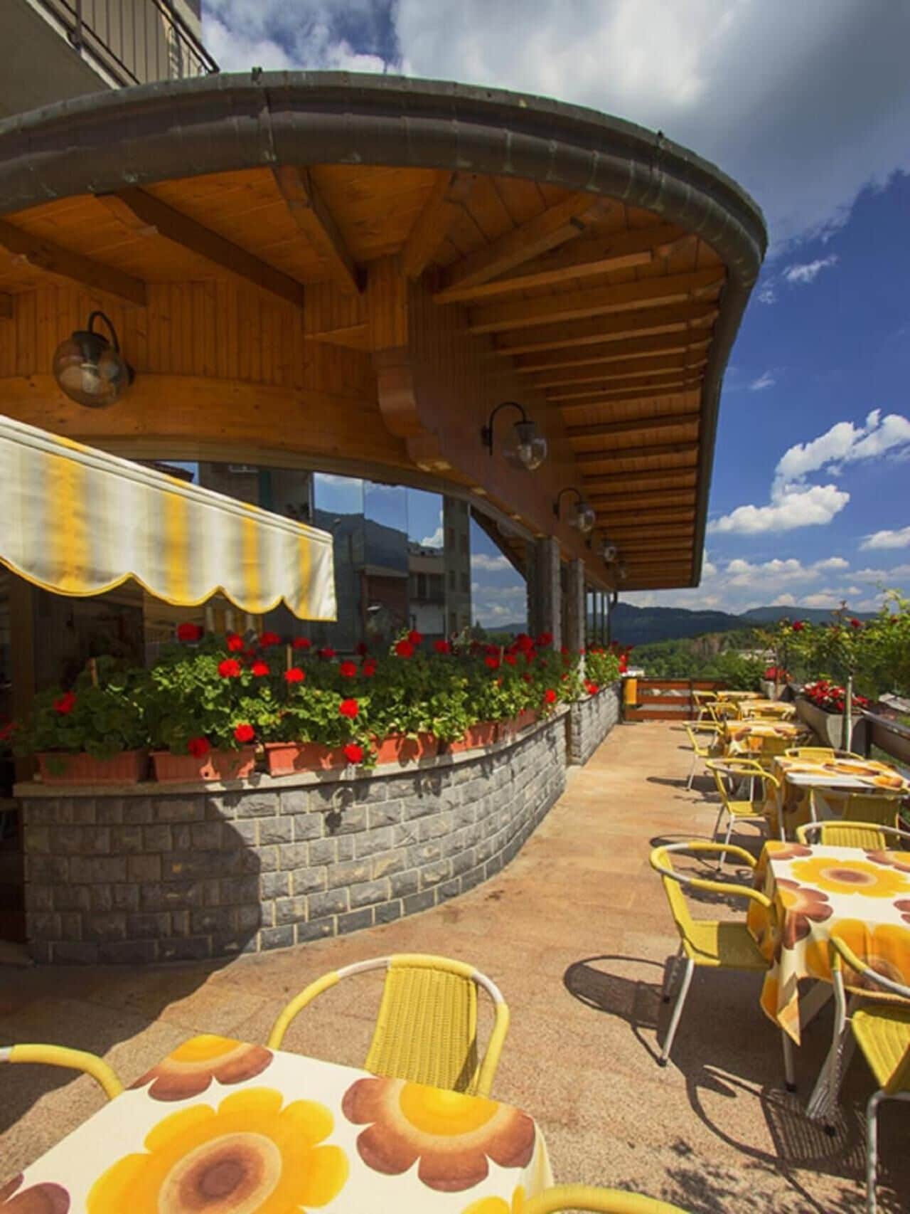 Aperto a colazione, pranzo e cena, con vista sul giardino 