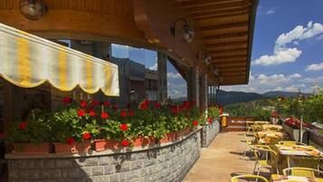 Aperto a colazione, pranzo e cena, con vista sul giardino