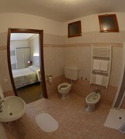Ducha, artículos de higiene personal gratuitos, secador de pelo y bidé