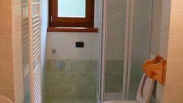 Apartment, 2 Schlafzimmer | Badezimmer | Dusche, kostenlose Toilettenartikel, Haartrockner