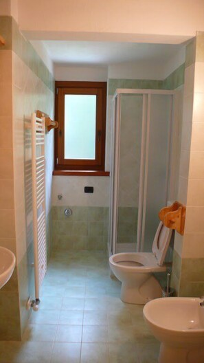 Apartment, 2 Bedrooms | Bathroom | Shower, free toiletries, hair dryer - Residence Les Myosotis (Ayas)