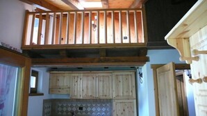 Studio | Dapur kecil pribadi | Lemari es, oven, kompor, dan mesin pencuci piring