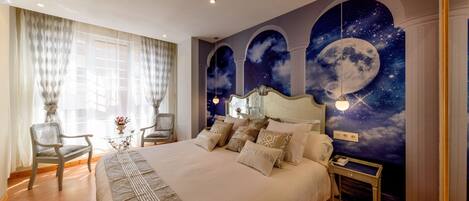 Quarto casal superior | Espaço de trabalho para notebook, cortinas blackout, Wi-Fi de cortesia