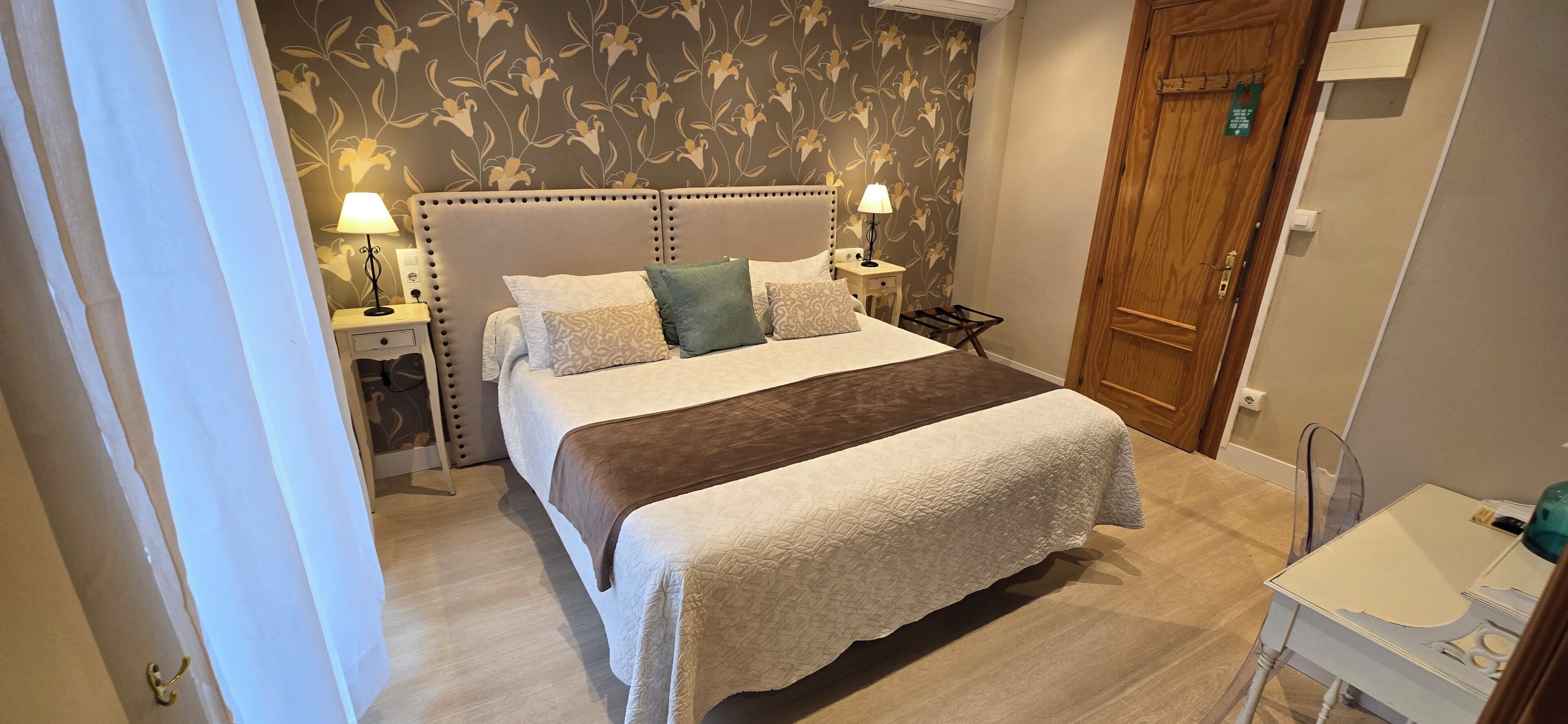 ダブルルーム | ノートパソコン用作業スペース、遮光カーテン、WiFi (無料)、ベッドシーツ