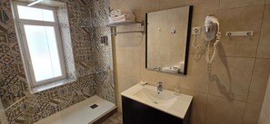 Habitación con 2 camas individuales | Baño | Regadera, amenidades de baño gratuitas, secadora de cabello, toallas