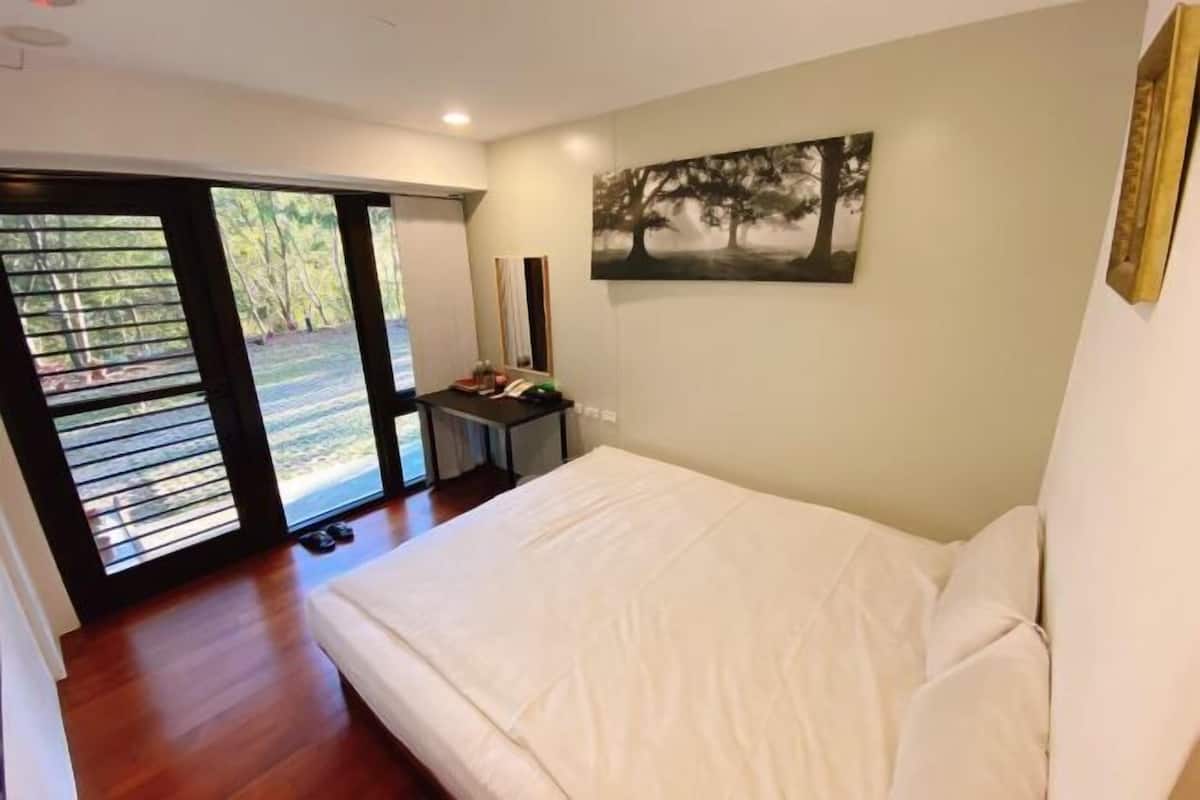 Blackout curtains, free WiFi