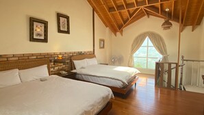 Quarto com duas camas, vigas de madeira no teto, janela com cortinas e escada.