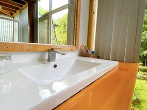 Gallery House | Bathroom | Shower, free toiletries, hair dryer, slippers