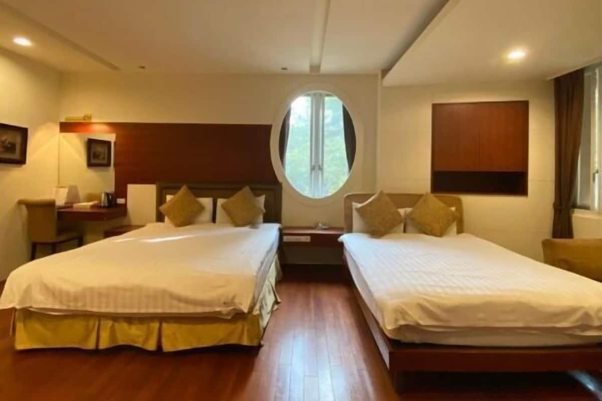 Blackout curtains, free WiFi